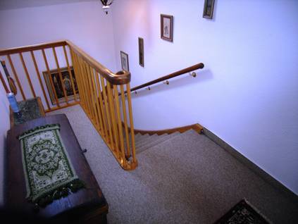 Eine Treppe mit beidseitigem Handlauf.