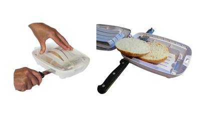 Schneidehilfe zum waagrechten Zerteilen von Lebensmittel. Hier ein Brötchen, das in eine Schale mit Deckel gelegt und mit Deckel fixiert, der an zwei Seiten Schlitze offen lässt, durch die ein Messer geführt wird.