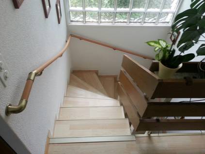Treppe mit wandmontieren Handlauf in einem Einfamilienhaus.