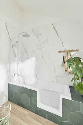 Kleines Bad mit einer Duschwanne mit Tür zum Duschen und zum Baden.