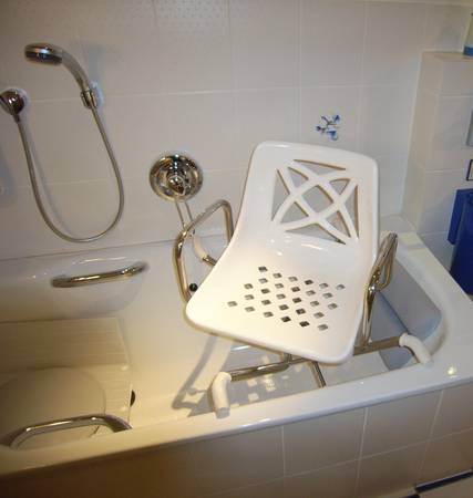 Beispiel für das Duschen in der Badewanne mit Hilfe eines Badewannendrehsitzes