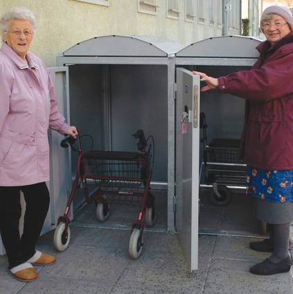 Eine Anlabe mit zwei Außenboxen für Rollatoren.