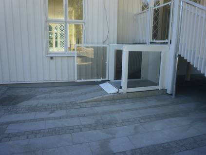 EasyLift Plattformlift by Liftup - Einsatzbespiel im Aussenbereich