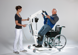 Aufrichten vom Rollstuhl mit dem UniversalLift genius: Person wird aus dem Rollstuhl gehoben