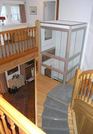 Senkrechtaufzug im Hausinneren, der in die große Plattform der Treppe integriert ist.(Bild HIRO LIFT)