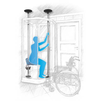 Ein Rollstuhlnutzer zieht sich mit Hilfe einer Bodendeckenstange vom Sitz einer zweiten Bodendeckenstange hoch.