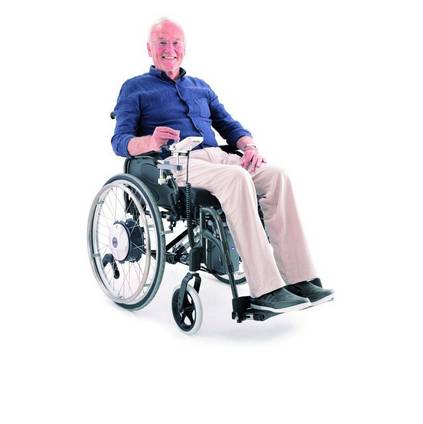 Ein Mann unterwegs im Rollstuhl mit Zusatzantrieb und Joysticksteuerung.