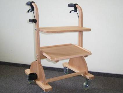 Zimmerrollator mit Tablett (Bild Schulte Holzprodukte)