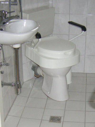 WC mit Toilettensitzerhöhung