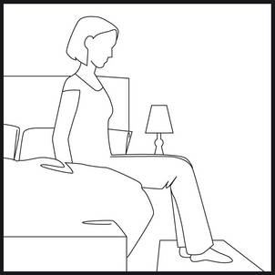 Skizze: Eine Frau, die auf dem Bettrand sitzt und mit den Füßen auf einer Fußmatte steht. (Bild Seniorentechnik-Martin.de)