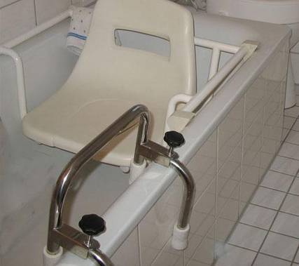 Beispiel für das Duschen in der Badewanne mit Hilfe eines halbhohen Badewannensitzes
