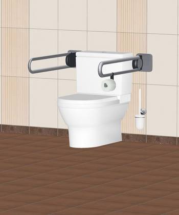 Beispiel für ein barrierefreies WC:  Rollstuhltaugliches Stand-WC mit integriertem Spülkasten (gesamte Tiefe 70 cm). Sicherheitsausstattung: Hochklappbare Stützklappgriffe mit integriertem Papierrollenhalter (rechts). Wandmontierte Bürstengarnitur.