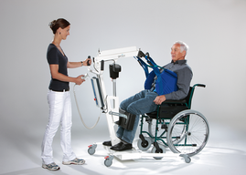 Aufrichten vom Rollstuhl mit dem UniversalLift genius: Person sitzt im Rollstuhl