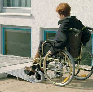 Rollstuhlrampe SBK - Eine Keilbrücke für Treppenstufen  (ALTEC GmbH)