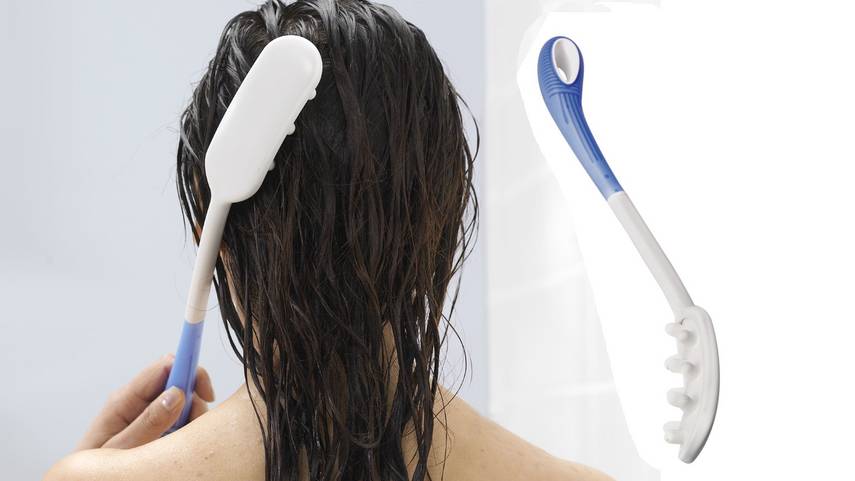 Anwendung einer Haarwaschbürste mit Noppen und langem Formgriff