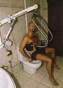 Umsetzen eines Mannes auf das WC mithilfe eines Wandlifts (Bild Handi-Move)
