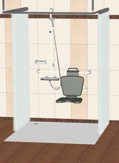 Beispiel für einen, von drei Seiten zugänglichen Duschplatz für Rollstuhlnutzer: Niveaugleich zum Fußboden befahrbare Duschwanne, dreiseitiger Duschvorhang als Spritzschutz, Thermostatarmatur, winkelförmiger Duschhandlauf mit integrierter Brausehalte