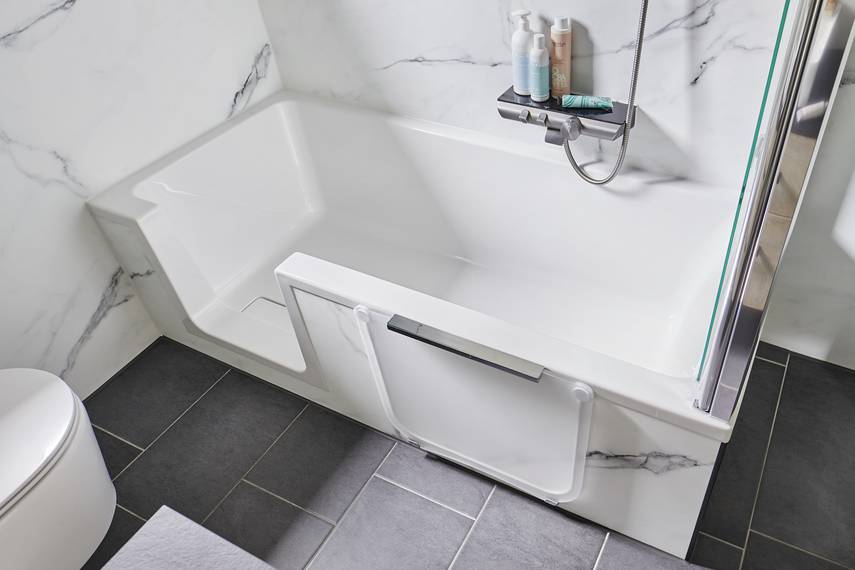 Leere Duschbadewanne mit Tür