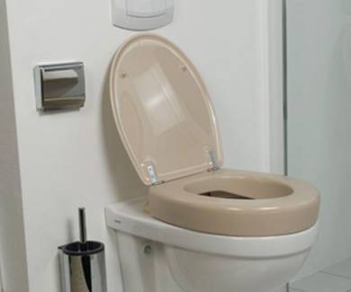 Toilettensitzerhöhung mit geöffneten Deckel (Bild Spahn Reha GmbH)