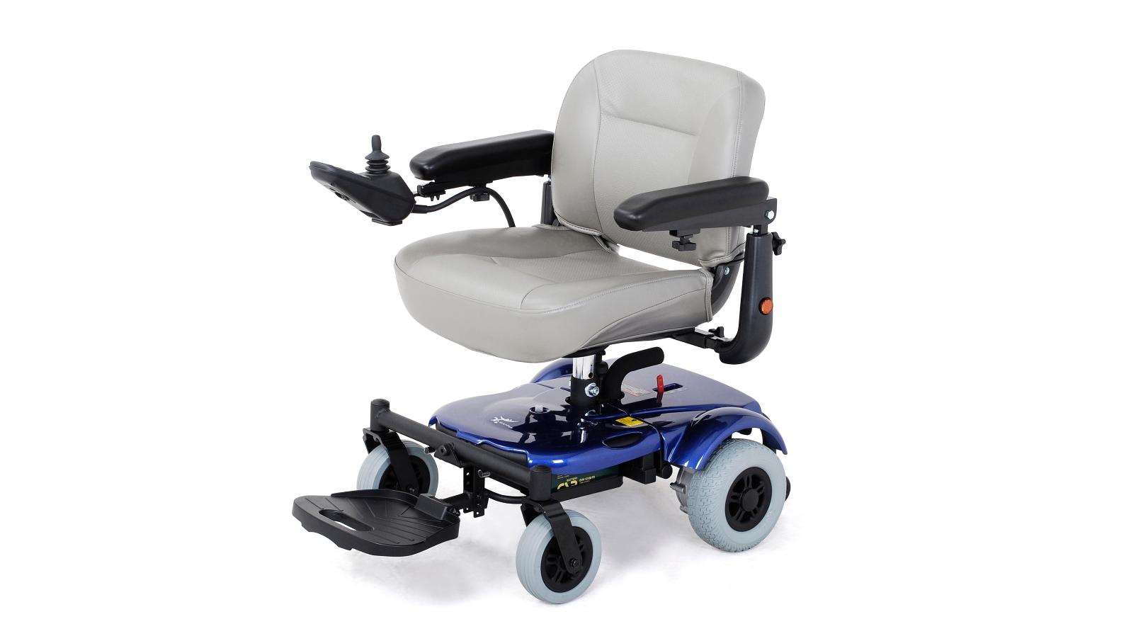 Kleiner E-Rollstuhl mit Fußstütze