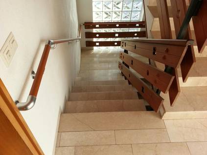 Treppe mit wandmontieren Handlauf in einem Einfamilienhaus.