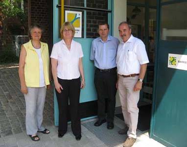 Personen von links nach rechts: Karin Dieckmann (Geschäftsführerin von Barrierefrei Leben e.V.), Krista Sager (Sprecherin der grünen Bundestagsfraktion von Bündnis90/Die Grünen), Dieter Wiegel (Projektleiter Onlineberatung), Prof. Dr. Ing. Bernd Krit