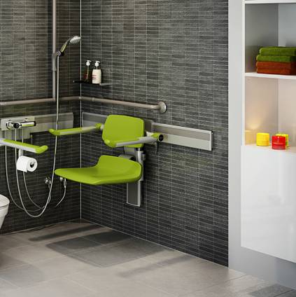 Ein Duschsitz mit Wandschiene, montiert in einem Badezimmer.