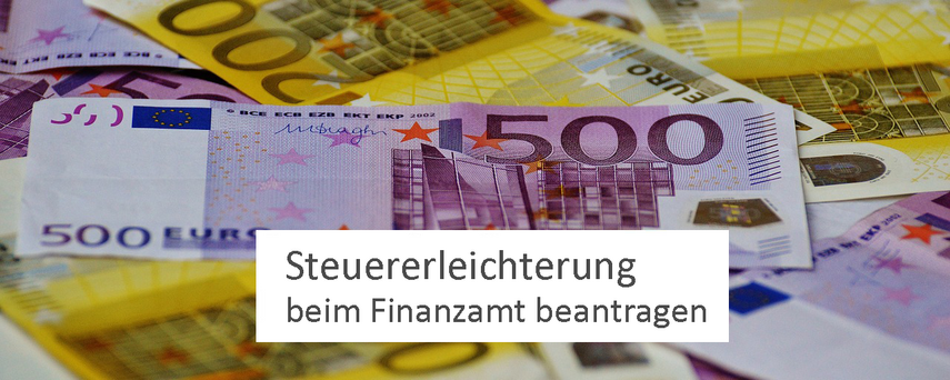 Geldscheine (www.pixabay.com). Hinzugefügter Schriftzug: Steuererleichterung beim Finanzamt beantragen