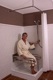 Foto: Person greift zur Duschbrause